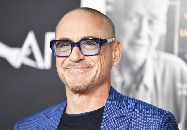 Обои картинки фото мужчины, robert downey jr, роберт, джон, дауни, младший, gettyimages, автор, rodin, eckenroth, актер, знаменитости, очки, костюм, улыбка, продюсер, музыкант