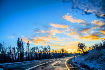 обоя природа, дороги, небо, облака, горы, дорога, деревья, снег, зима