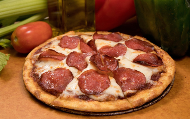 Обои картинки фото еда, пицца, помидор, колбаса