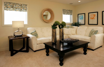 Картинка интерьер гостиная лампа гортензия вазы стол зеркало диван