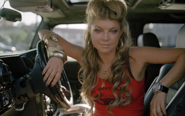 Обои картинки фото музыка, fergie, stacy, ferguson, часы, браслеты, подвески