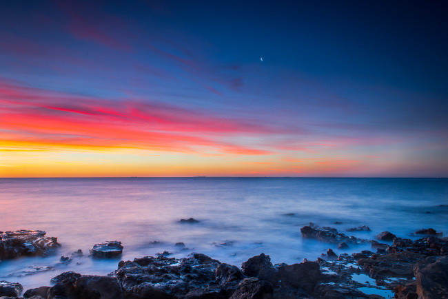 Обои картинки фото природа, побережье, океан, заря, луна, камни