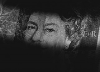 Картинка разное золото +купюры +монеты королева