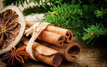 Картинка праздничные угощения ломтики лимоны корица елка