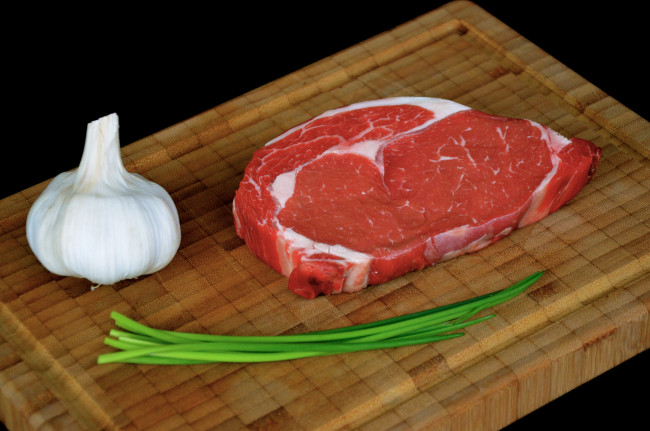 Обои картинки фото еда, мясные блюда, доска, мясо, овощи