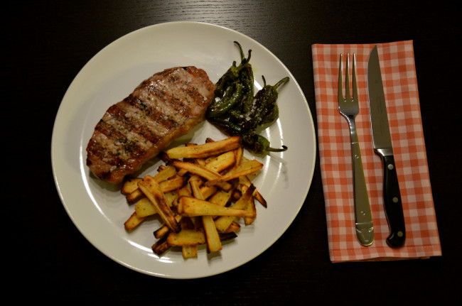 Обои картинки фото еда, мясные блюда, мясо, гарнир, приборы