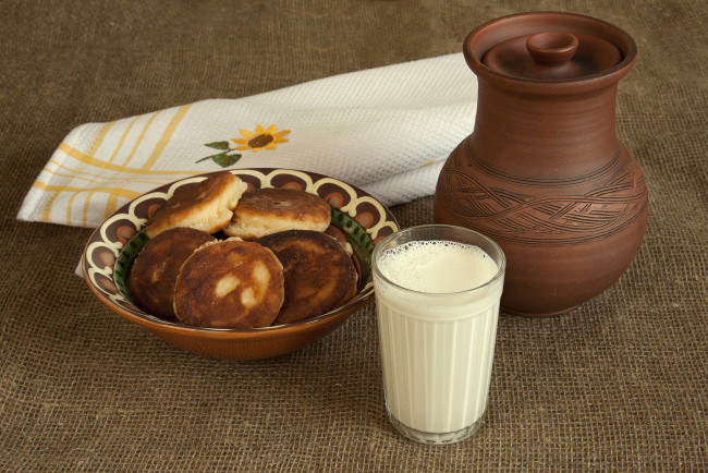 Обои картинки фото еда, хлеб,  выпечка, крынка, молоко, булочки, стакан