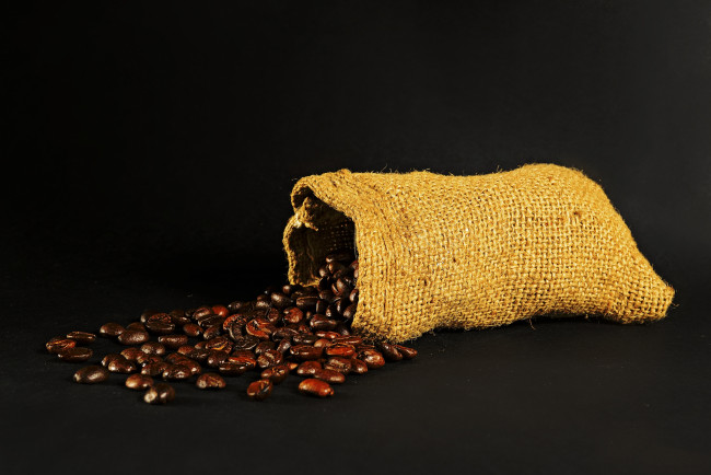 Обои картинки фото еда, кофе,  кофейные зёрна, мешочек, зерна