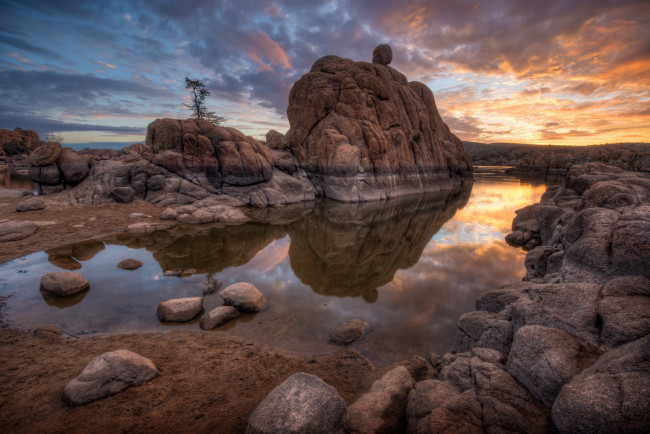 Обои картинки фото природа, восходы, закаты, море, скалы, тучи, зарево