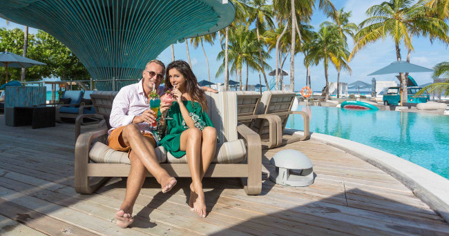 Обои картинки фото музыка, нюша , александра шурочкина, пальмы, отдых, мужчина, певица, бассейн, коктейль, нюша