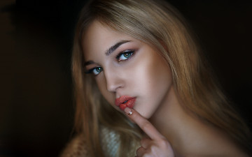 Картинка девушки -unsort+ лица +портреты взгляд губы темный фон