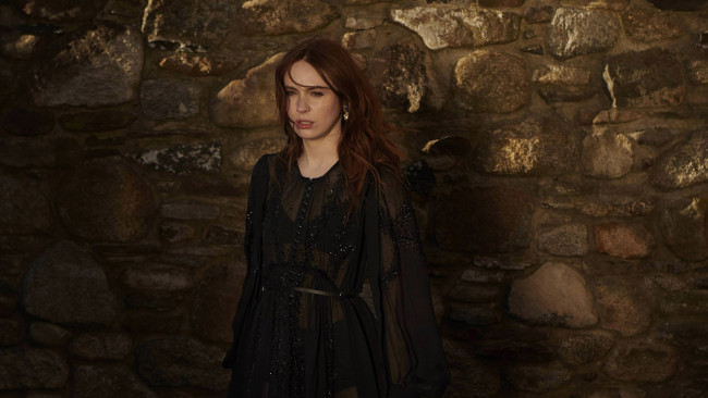 Обои картинки фото девушки, karen gillan, девушка, karen, gillan, фон, взгляд