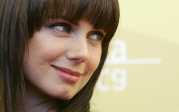 Картинка девушки mia+kirshner улыбка лицо шатенка