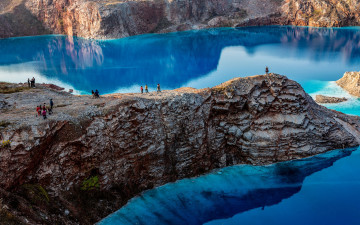 Картинка природа реки озера скала озеро вода люди
