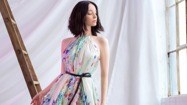 Обои картинки фото девушки, emma dumont, брюнетка, платье, стремянка, лестница, окно