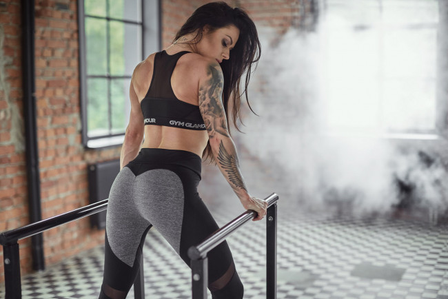 Обои картинки фото спорт, фитнес, стройная, модель, девушка, брюнетка, мышцы, поза, подтянутая, тренировка, красотка