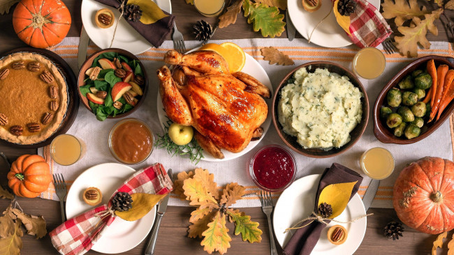 Обои картинки фото еда, разное, пирог, пюре, курица, салат, тыква, сервировка