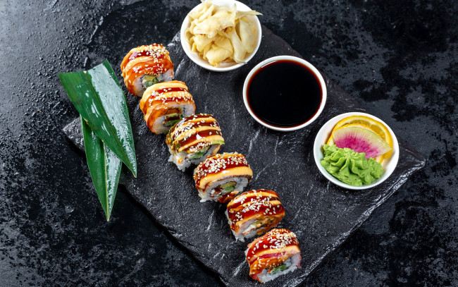 Обои картинки фото еда, рыба,  морепродукты,  суши,  роллы, имбирь, соус, роллы