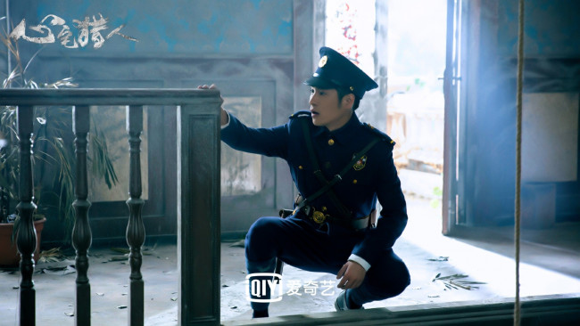 Обои картинки фото кино фильмы, psych-hunter, полицейский, перила