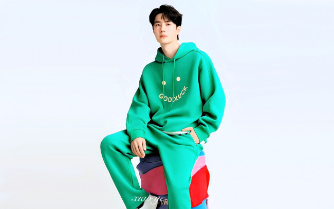 Обои картинки фото мужчины, wang yi bo, актер, костюм, пуфик