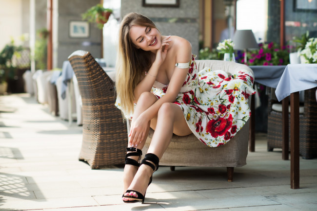 Обои картинки фото девушки, - брюнетки,  шатенки, модель, красная, помада, декольте, белое, платье, улыбается, рука, об, лицо, сидит, на, стуле, ноги, волосы, свисают, женщины, открытом, воздухе