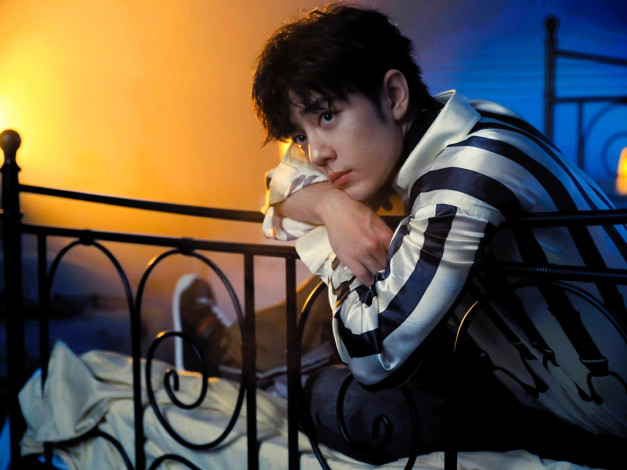 Обои картинки фото мужчины, xiao zhan, актер, рубашка, полоски, кровать