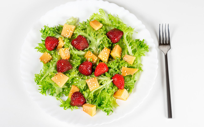 Обои картинки фото еда, салаты,  закуски, кунжут, салат, сыр, клубника