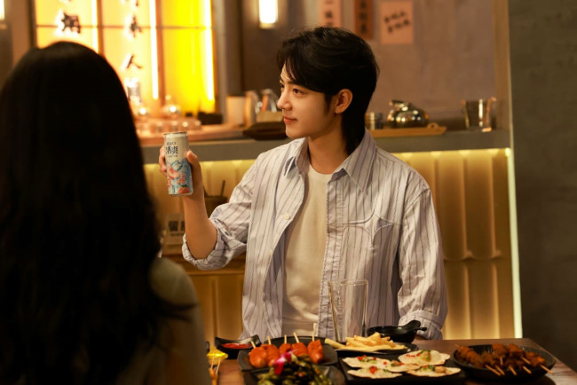 Обои картинки фото мужчины, xiao zhan, актер, рубашка, банка, еда, вечеринка