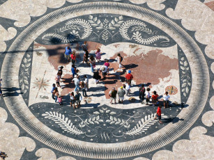 Картинка лиссабон разное люди