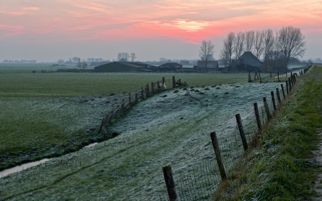 Обои картинки фото разное, сооружения, постройки, забор, поле