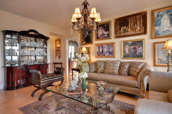 Картинка интерьер гостиная диван цветы картины