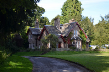 Картинка glamis scotland города здания дома дом дорога деревья
