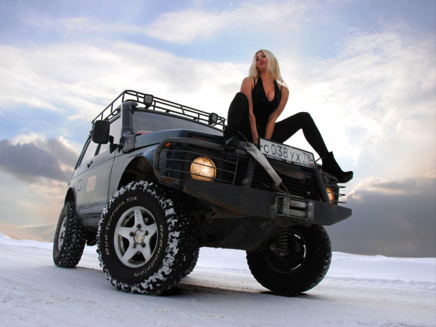 Обои картинки фото автомобили, авто, девушками, нива, вездеход, lada, лада, 4х4