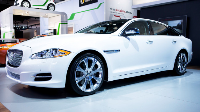 Обои картинки фото jaguar, xj, автомобили, выставки, уличные, фото, tata, motors, класс-люкс, великобритания