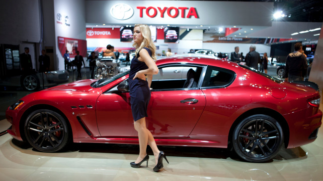 Обои картинки фото maserati, granturismo, автомобили, авто, девушками, спортивный, эксклюзив, италия