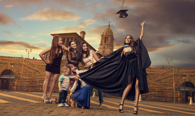 Обои картинки фото разное, люди, ребенок, радость, девушки, площадь