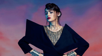 Картинка девушки holland+roden браслеты holland roden жакет брюнетка