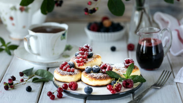 Картинка еда блины +оладьи сироп ягоды сырники