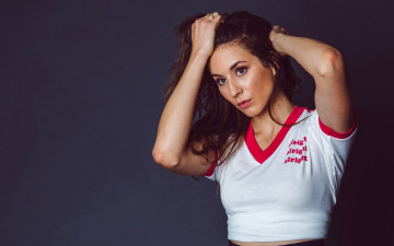 Картинка девушки troian+avery+bellisario жест