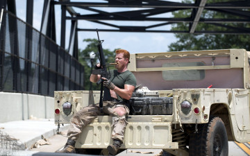 Картинка кино+фильмы the+walking+dead abraham ford ходячие+мертвецы автоматы michael+cudlitz ужасы триллер драма сeриал