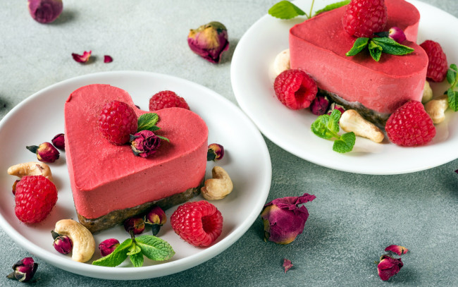 Обои картинки фото еда, пирожные,  кексы,  печенье, розы, мята, малина, клубника