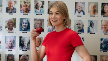 Картинка i+care+a+lot+ +2021+ кино+фильмы i+care+a+lot аферистка триллер комедия криминал pозамунд пайк marla grayson