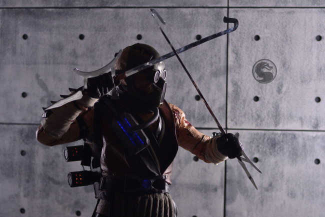 Обои картинки фото мужчины, - креатив,  косплей, костюм, оружие