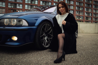 обоя девушка и авто, автомобили, -авто с девушками, девушка, женщина, шатенка, темноволосая, сексуальная, модель, звезда, позирует, разная, обувь, верхняя, стильная, одежда, нижнее, эротическое, бельё, трусы, лифчик, колготки, чулки, аксессуары, макияж, и, множество, элементов, на, фотографии