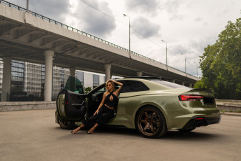 Картинка девушка+и+авто автомобили -авто+с+девушками девушка женщина блондинка светловолосая сексуальная модель звезда позирует разная обувь верхняя стильная одежда нижнее эротическое бельё трусы лифчик колготки чулки аксессуары макияж и множество элементов на фотографии