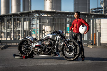 Картинка девушка+и+мотоцикл мотоциклы мото+с+девушкой девушка женщина брюнетка темноволосая сексуальная модель звезда позирует разная обувь верхняя стильная одежда нижнее эротическое бельё трусы лифчик колготки чулки аксессуары макияж и множество элементов на фотографии