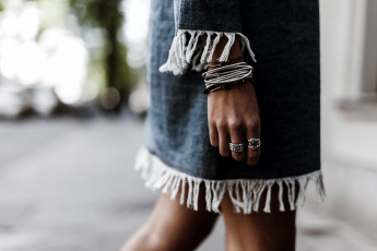 Картинка разное руки +ноги женская рука кольца браслеты