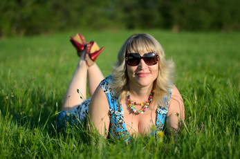 Картинка пышечка девушки -+блондинки +светловолосые женщина блондинка светловолосая сексуальная модель звезда позирует разная обувь верхняя стильная одежда нижнее эротическое бельё трусы лифчик колготки чулки аксессуары макияж и множество элементов на фотографии