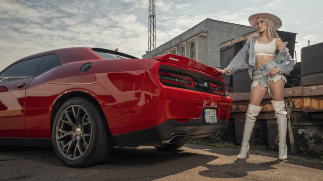 Обои картинки фото девушка и авто, автомобили, -авто с девушками, девушка, женщина, блондинка, светловолосая, сексуальная, модель, звезда, позирует, разная, обувь, верхняя, стильная, одежда, нижнее, эротическое, бельё, трусы, лифчик, колготки, чулки, аксессуары, макияж, и, множество, элементов, на, фотографии