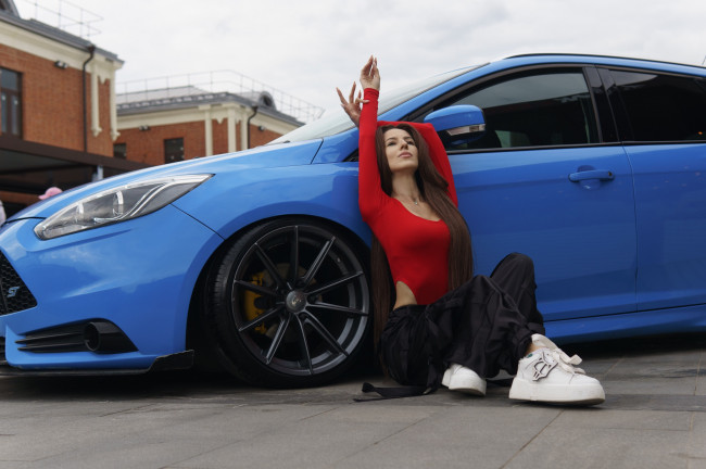 Обои картинки фото девушка и авто, автомобили, -авто с девушками, девушка, женщина, брюнетка, темноволосая, сексуальная, модель, звезда, позирует, разная, обувь, верхняя, стильная, одежда, нижнее, эротическое, бельё, трусы, лифчик, колготки, чулки, аксессуары, макияж, и, множество, элементов, на, фотографии